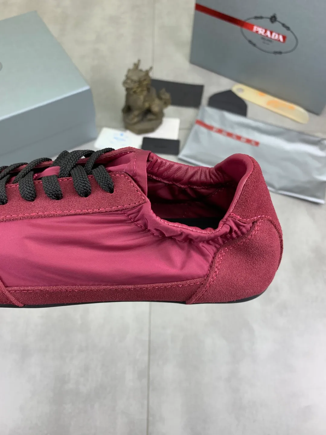 Men's shoes 💰P500💰【New style】hot style is on the official website, 🆘 Trendy brand (Prada) mainly promotes hot style, avant-garde and versatile fashion men's shoes private version mold opening, cowhide surface splicing 1:1 replica... fashionable and simple, original imported cowhide lining cowhide feet; the atmosphere and personality are more fashionable, eye-catching and pursuing class. It will subvert the old idea and be a must-have for fashion trendsetters with you! Must keep it for yourself! Tall and comfortable, large and low, high-end quality workmanship. Size: 38-44; 6️⃣colors available.